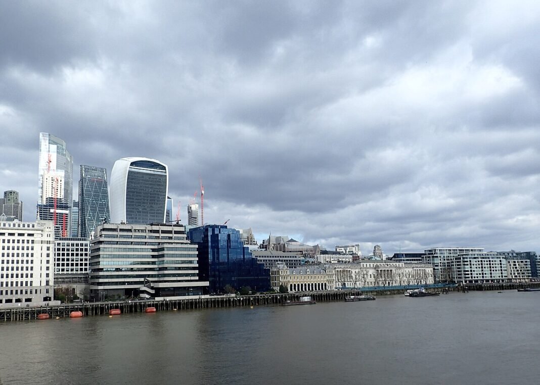 Moving to England 2026: Visa, Housing, Healthcare, and Everything You Need to Know London England skyline Thames River relocation 2026