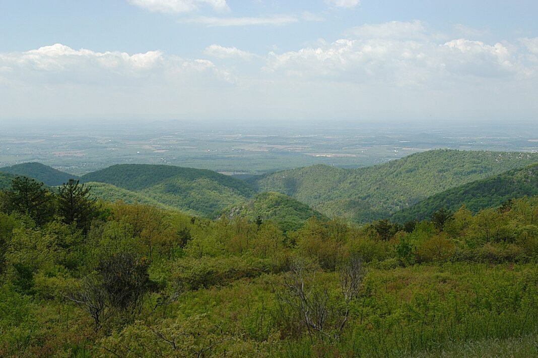 Outdoor Activities in Virginia 2026: Blue Ridge Hiking, James River Whitewater, and Atlantic Beaches Shenandoah National Park Virginia outdoor 2026