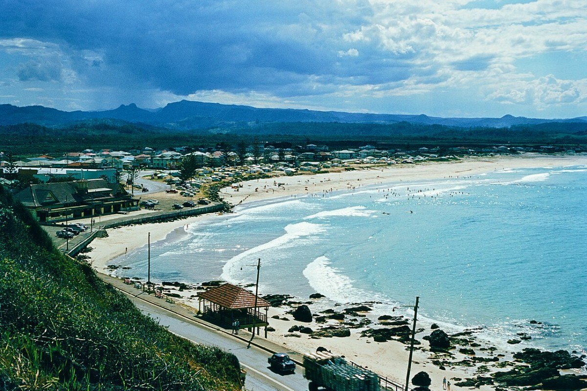 Best Places to Live in Queensland 2026: Brisbane, Gold Coast, and the Sunshine State’s Best Communities Kirra Beach Gold Coast Queensland Australia turquoise surf beach from Kirra Point