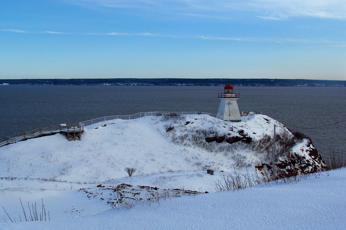 Outdoor Activities in New Brunswick 2026: Bay of Fundy, Fundy Trail, and the Acadian Coast Cape Enrage lighthouse perched on cliffs above the Bay of Fundy New Brunswick Canada