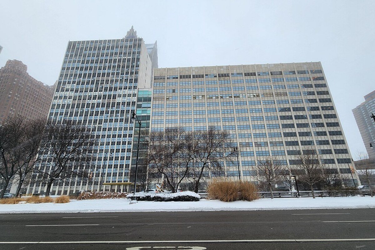 Michigan Travel Guide 2026: Detroit, Sleeping Bear Dunes, and the Upper Peninsula Coleman A. Young Municipal Center Detroit Michigan city hall snow winter