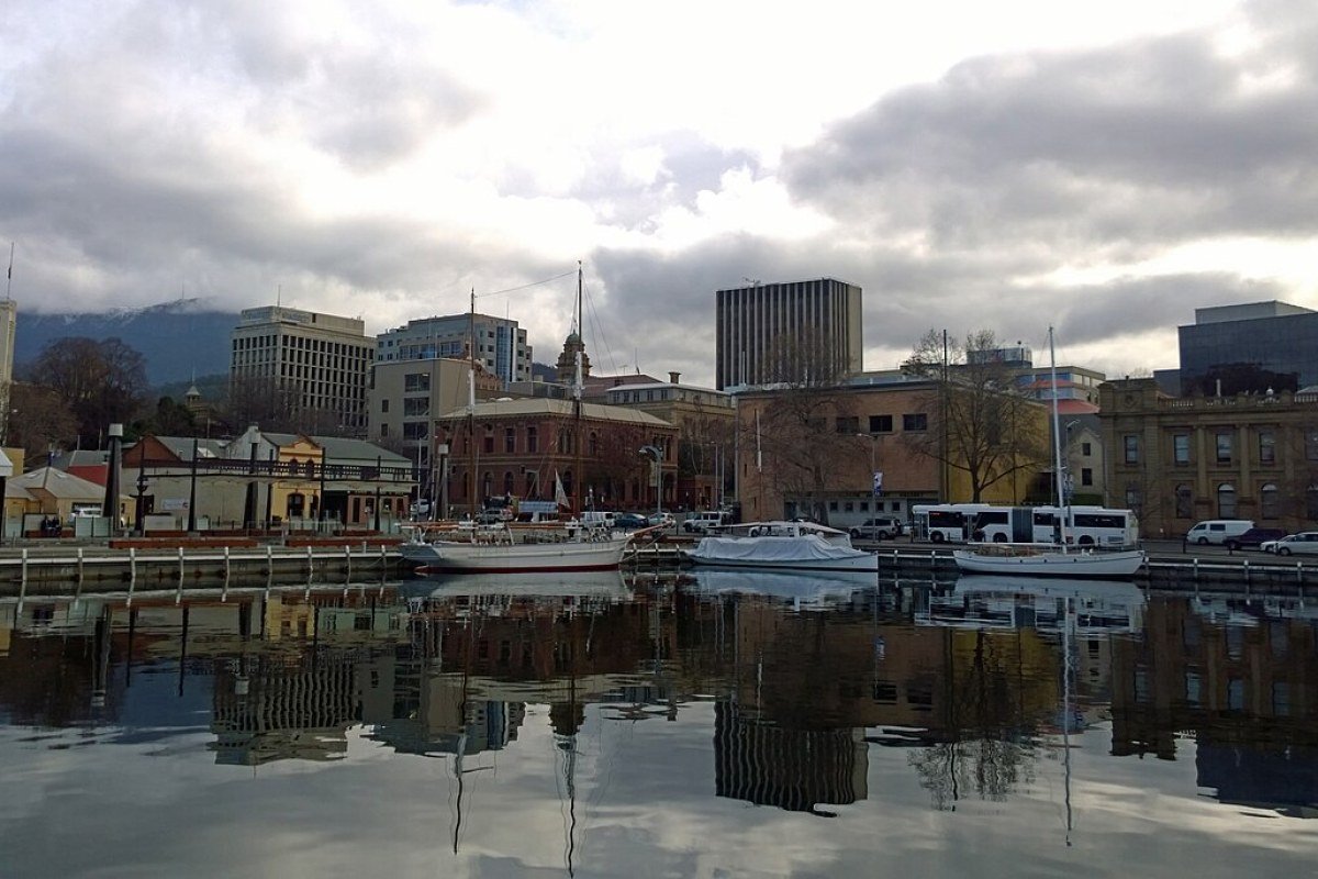 Tasmania Travel Guide 2026: Hobart, the Wilderness, and the World’s End Constitution Dock Hobart Tasmania waterfront fishing boats and CBD buildings