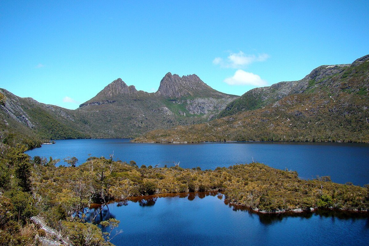 Outdoor Activities in Tasmania 2026: Wilderness Walks, Coastline, and the World’s End Cradle Mountain behind Dove Lake Tasmania Overland Track iconic wilderness reflection