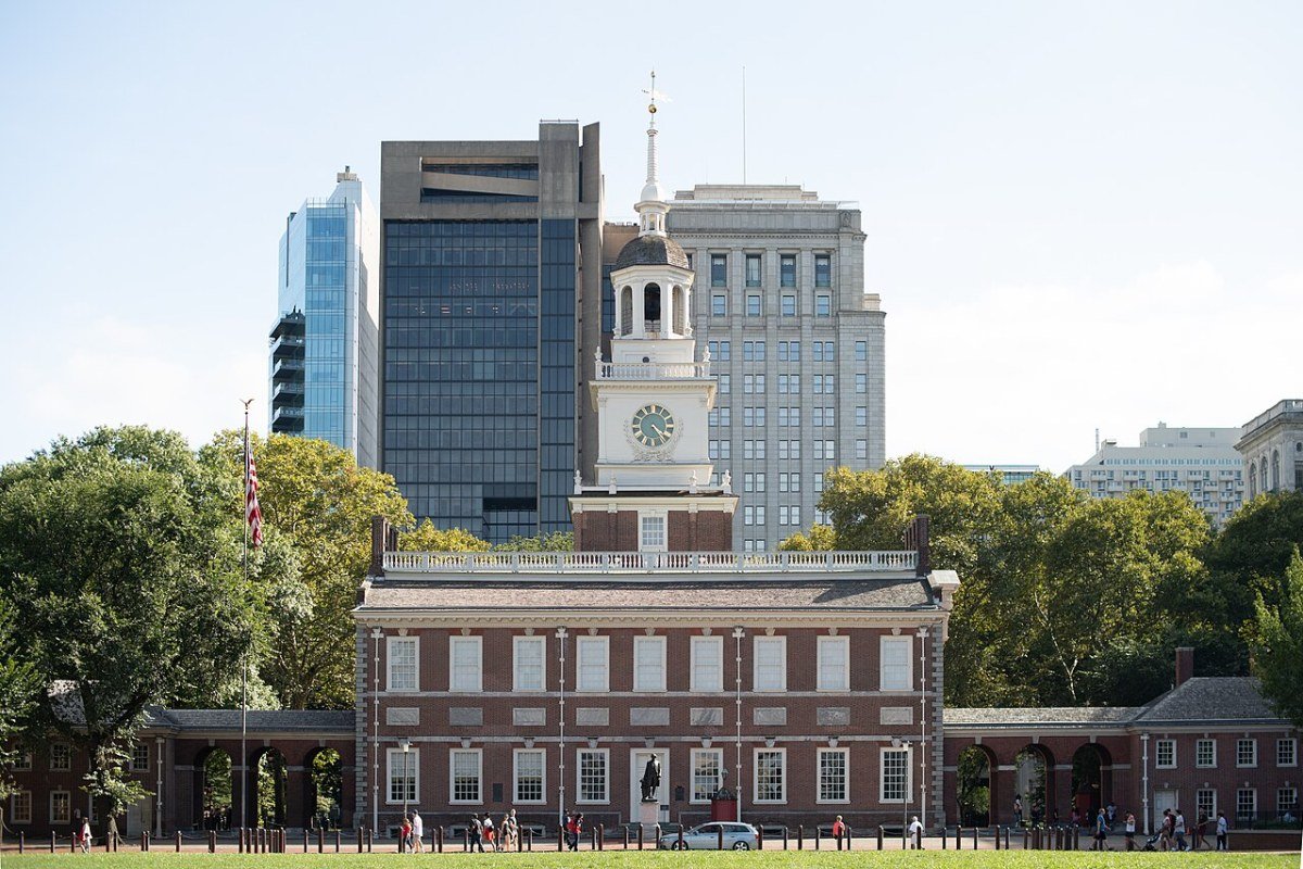 Pennsylvania Travel Guide 2026: Philadelphia, Pittsburgh, the Poconos, and Amish Country Independence Hall Philadelphia Pennsylvania exterior colonial red brick landmark