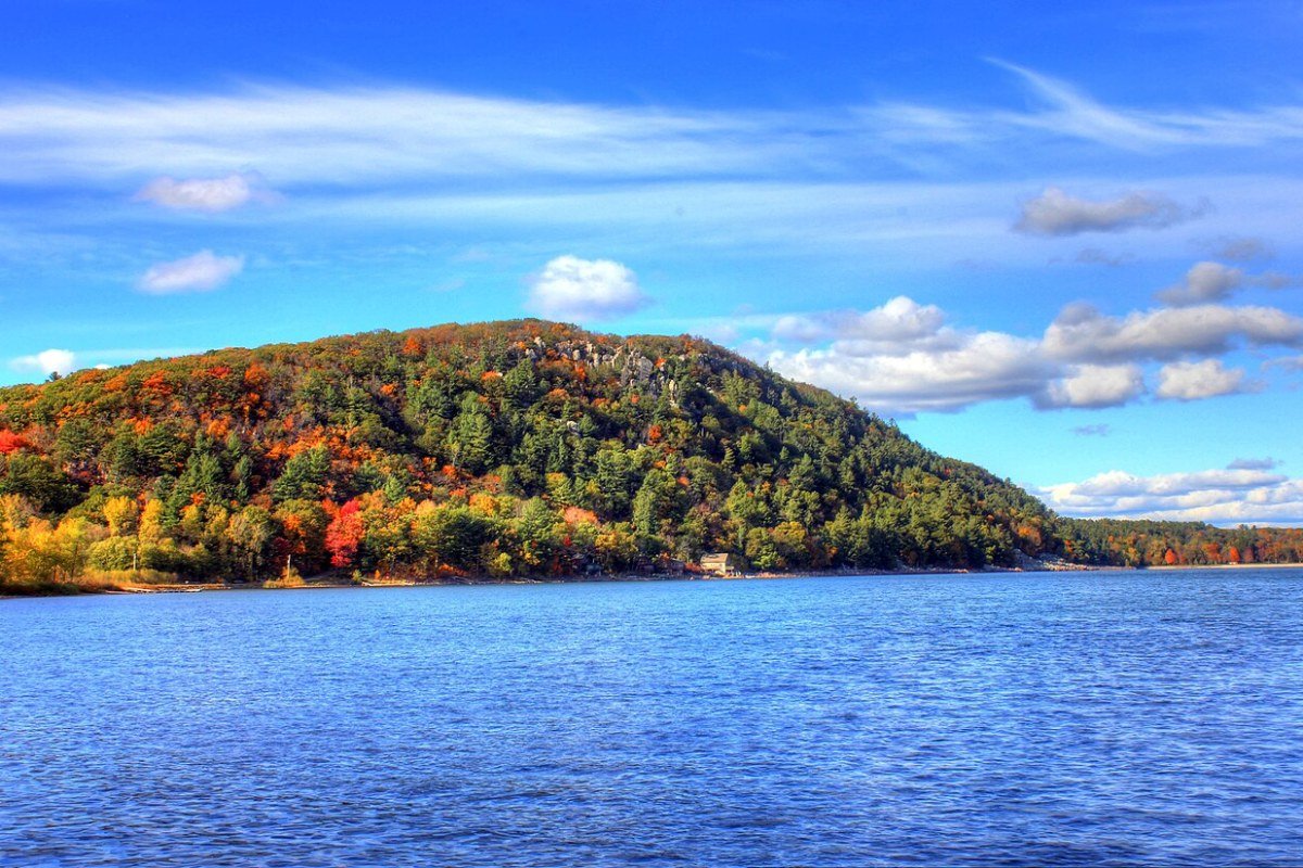 Moving to Wisconsin in 2026: Complete Relocation Guide Devil's Lake State Park Wisconsin quartzite bluffs and lake reflection