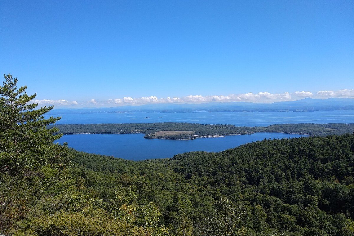 Best Places to Live in Vermont 2026: Burlington, Stowe, and the Green Mountain Villages Lake Champlain Valley Vermont Green Mountains rolling hills pastoral