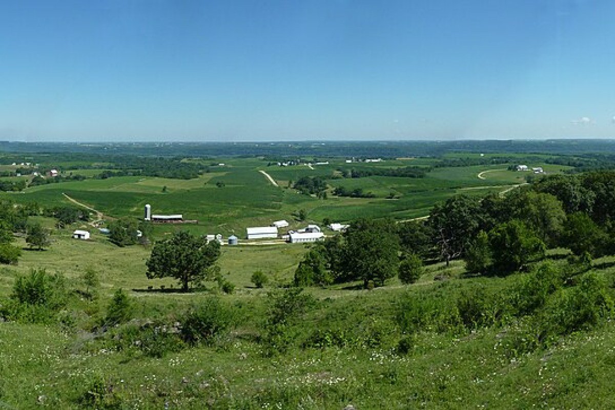 Iowa Outdoor Activities 2026: Trails, Rivers, and the Great Plains Outdoors Mississippi River scenic overlook at Balltown Iowa Great River Road