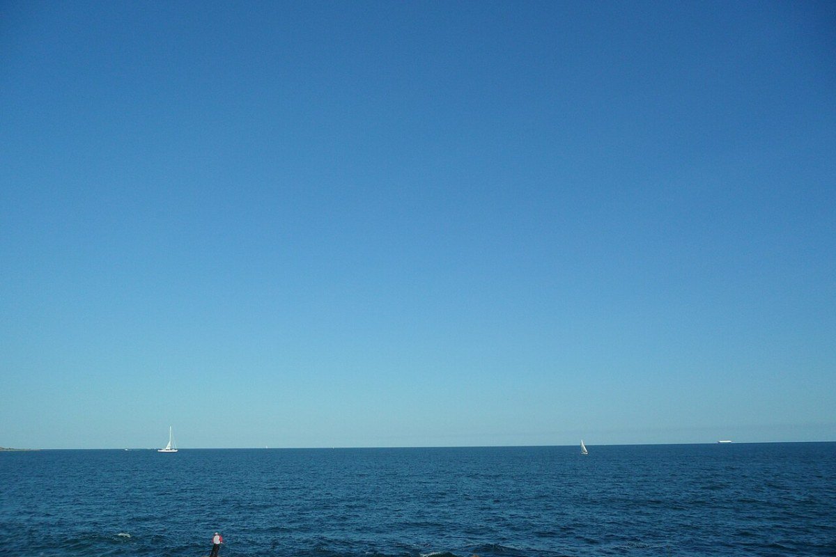 Rhode Island Travel Guide 2026: Newport Mansions, Providence Arts, and New England Coastline Newport Cliff Walk Rhode Island Sheep Point Cove Narragansett Bay ocean view