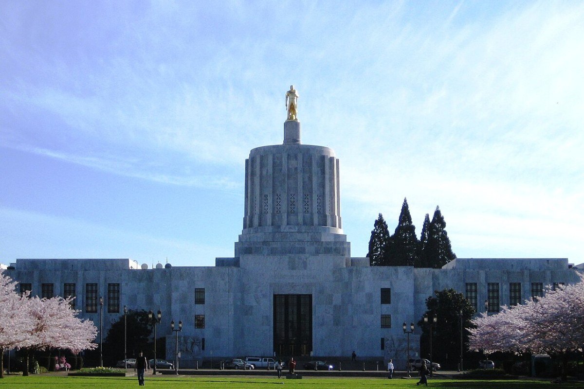 Moving to Oregon in 2026: Complete Relocation Guide Oregon State Capitol building Salem Art Deco silver dome government