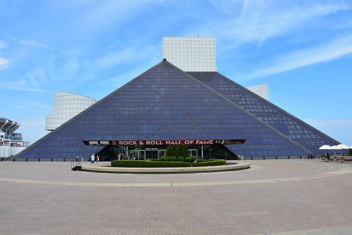 Ohio Travel Guide 2026: Cleveland, Columbus, Cincinnati, and the Appalachian Foothills Rock and Roll Hall of Fame Cleveland Ohio Lake Erie waterfront iconic museum