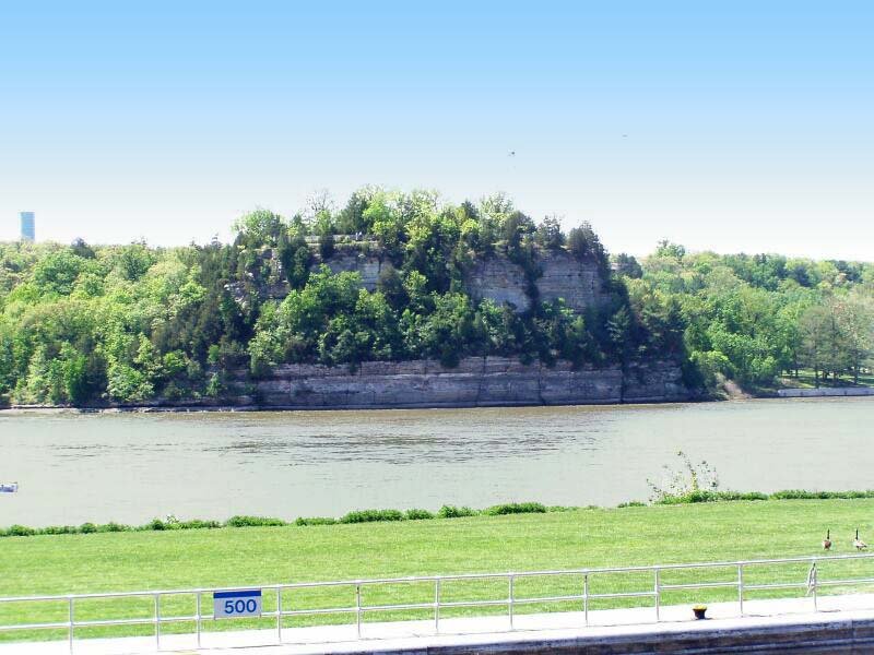 Illinois Travel Guide 2026: Chicago and Beyond Starved Rock State Park Illinois sandstone canyons along the Illinois River