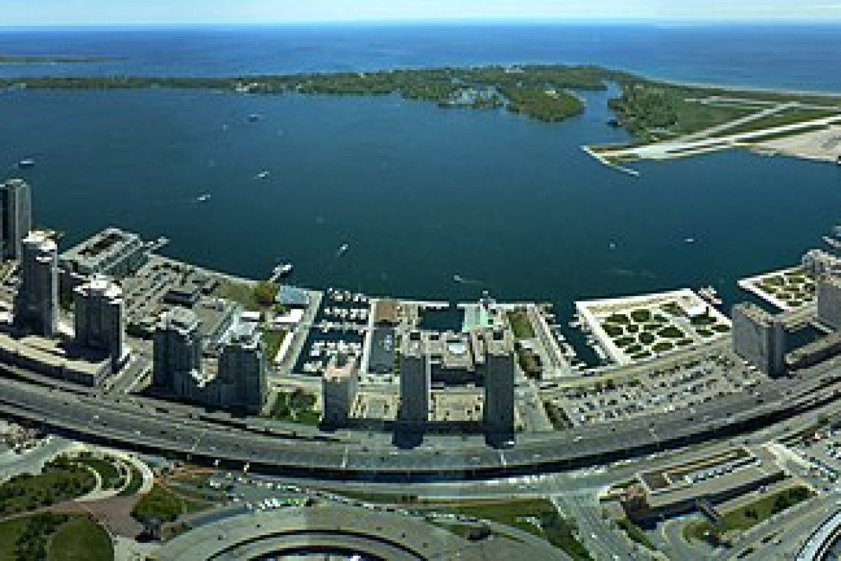 Ontario Travel Guide 2026: Toronto, Niagara Falls, and the Great Lakes 360-degree panoramic view of Toronto skyline from CN Tower Ontario Canada