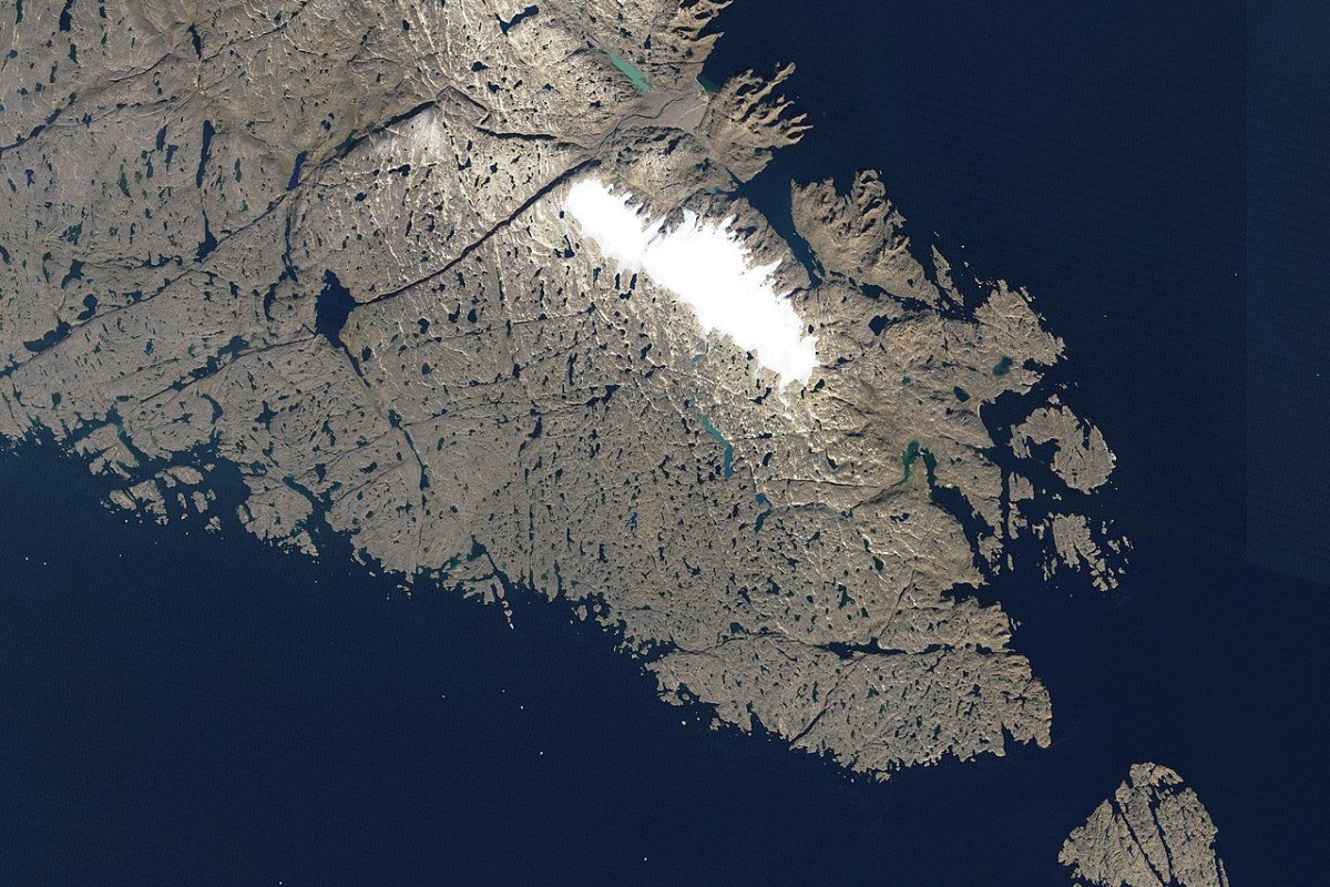 Nunavut Communities Guide 2026: Iqaluit, Rankin Inlet, Cambridge Bay, and Life in the Arctic Apex community near Iqaluit with panoramic view of Frobisher Bay Nunavut Canada