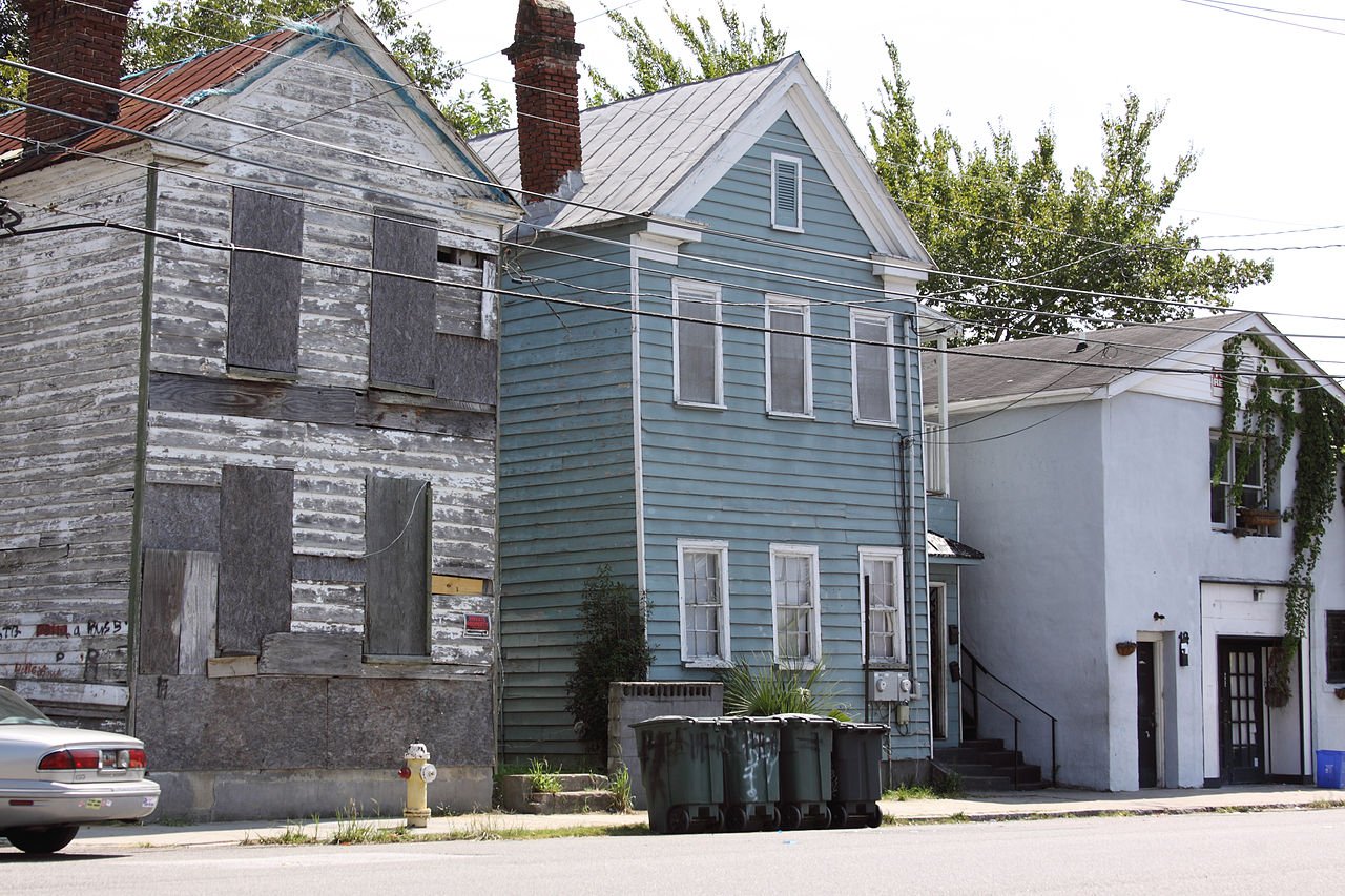 Charleston South Carolina historic district street antebellum architecture oak trees cobblestone Southern city
