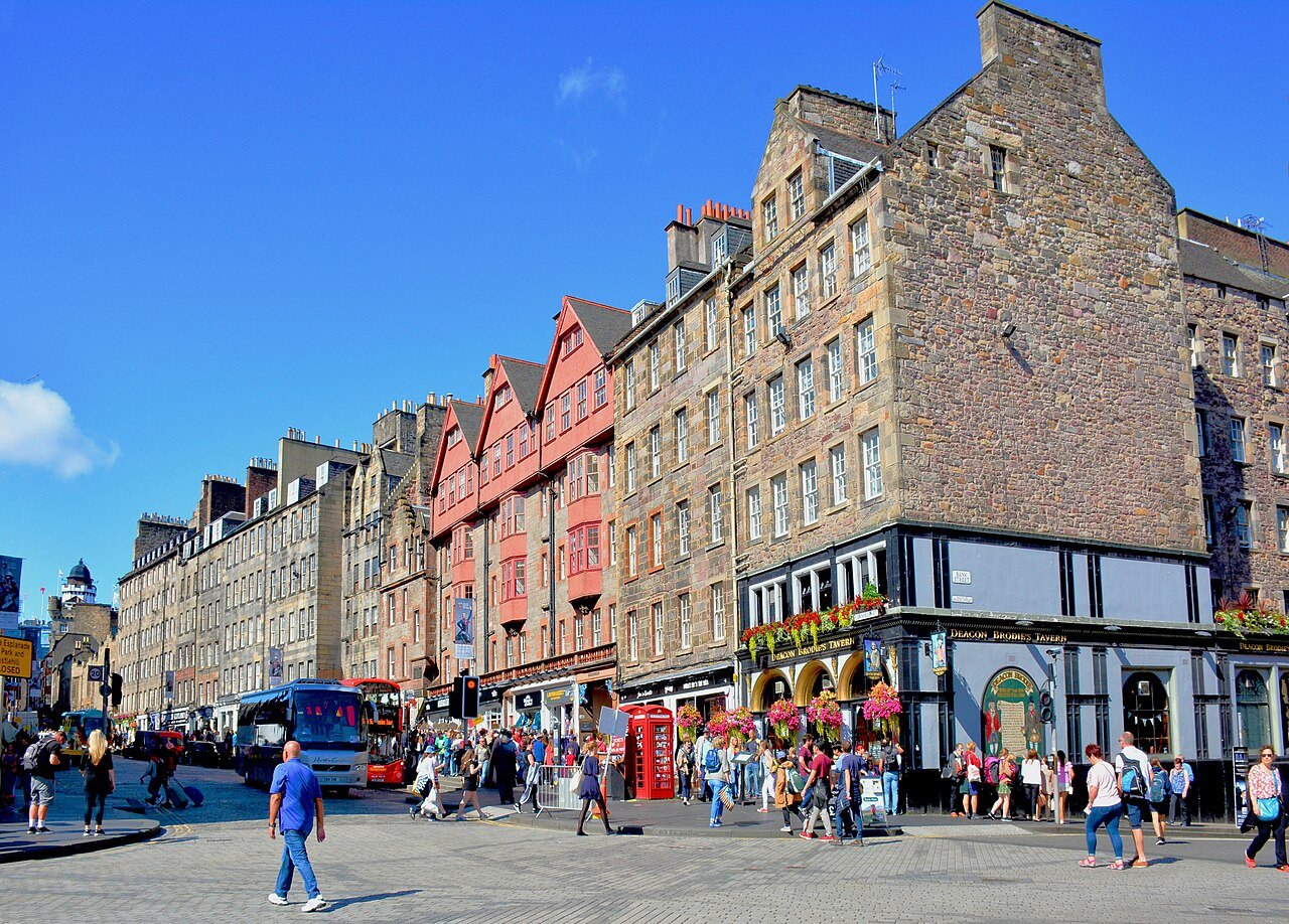 The Royal Mile Edinburgh looking toward Edinburgh Castle — the medieval main street of the Old Town lined with closes and historic buildings