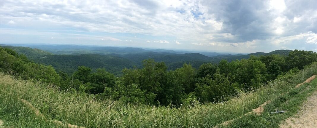 Moving to North Carolina in 2026: Complete Relocation Guide Blue Ridge Parkway autumn foliage scenic drive North Carolina mountain landscape relocation 2026