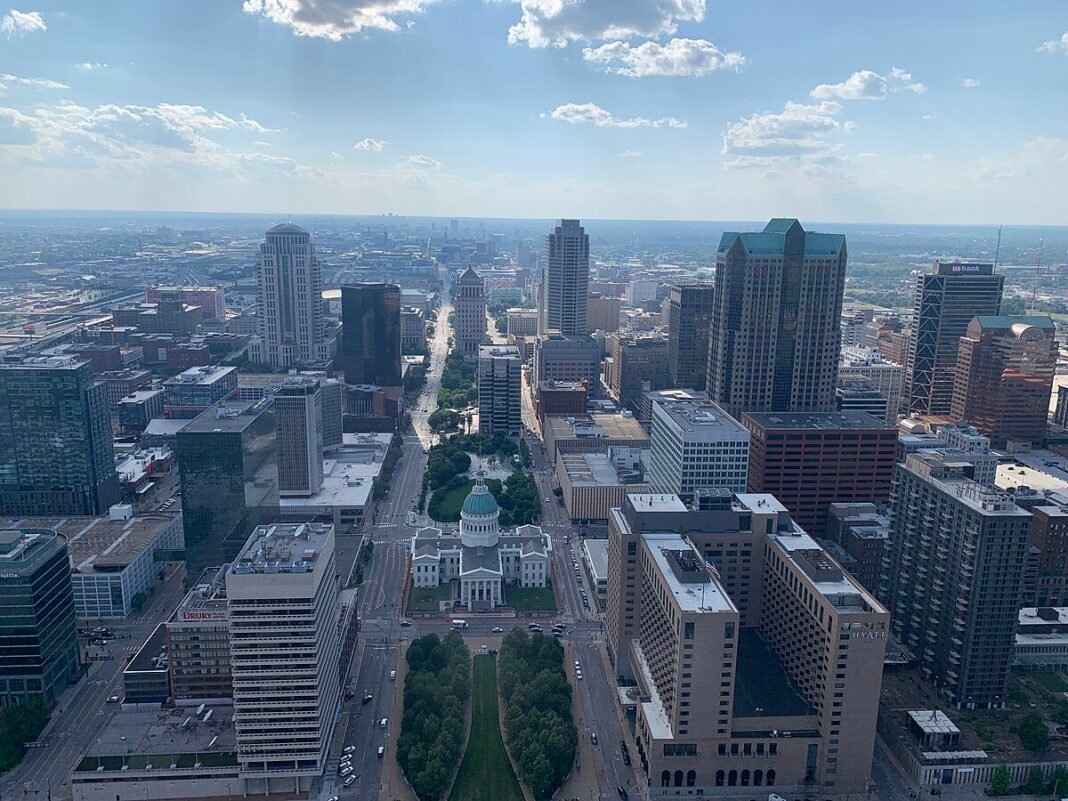 Missouri Travel Guide 2026: St. Louis, Kansas City, and the Ozarks St. Louis skyline viewed from the Gateway Arch, June 2023
