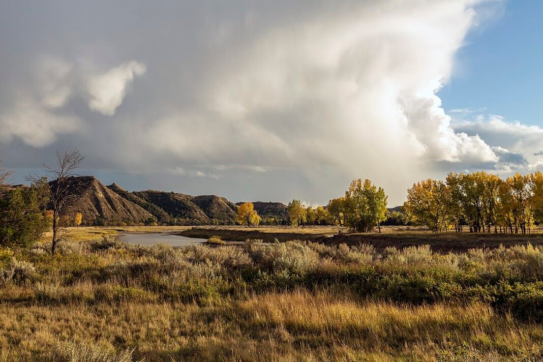 Outdoor Activities in North Dakota 2026: Badlands, Prairie Wetlands, and the Missouri River Little Missouri River winding through Theodore Roosevelt National Park, North Dakota
