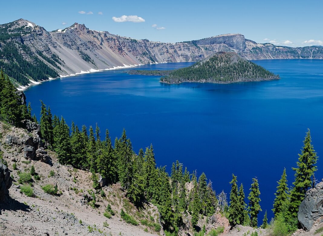 Oregon Travel Guide 2026: Crater Lake, the Coast, and Portland’s Urban Culture Deep blue water of Crater Lake, Crater Lake National Park, Oregon