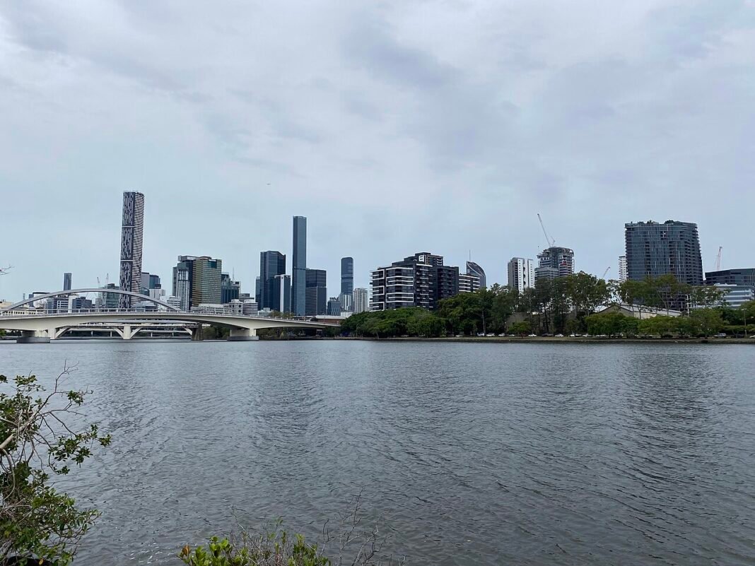 Best Places to Live in Queensland 2026: Brisbane, Gold Coast, and the Sunshine State’s Best Communities Brisbane Queensland skyline reflected in the Brisbane River at Milton