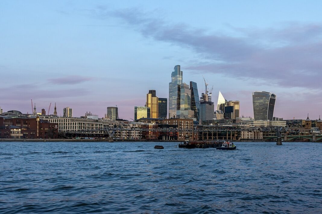 London Complete Travel Guide: Neighborhoods, Attractions, and Local Tips London city skyline with Thames and Tower Bridge, England 2024